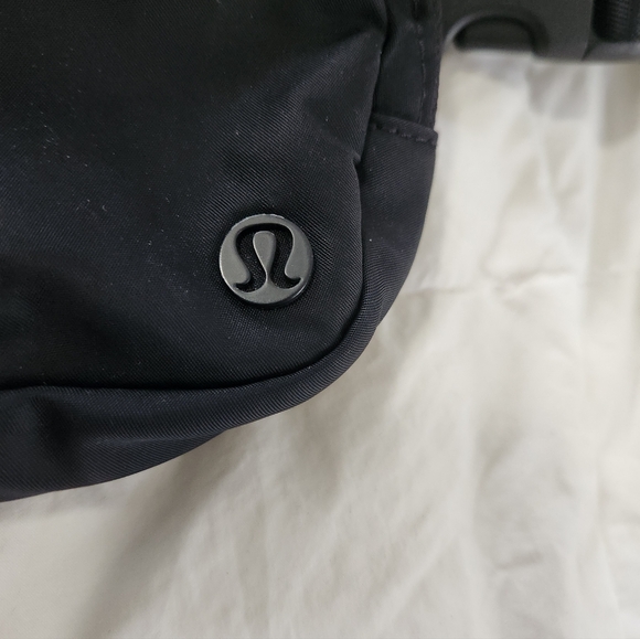 Lululemon Everywhere Women's Belt Bag - Black Travel Festival Concert - Picture 2 of 9
